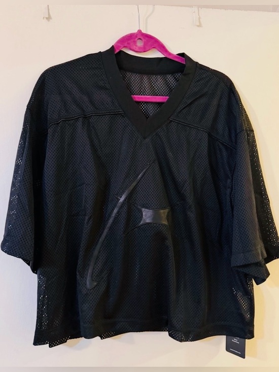Sumwon Tops - NWT Sumwon Varsity Black Embossed Cropped Top Sz S